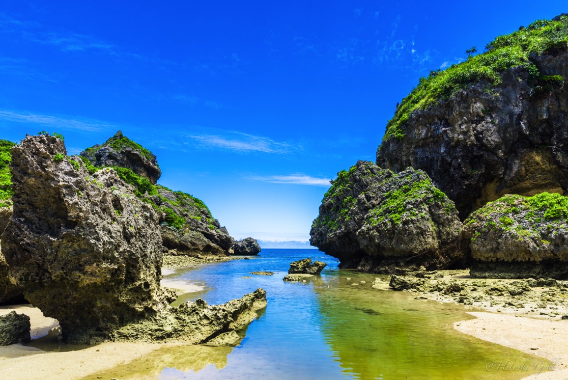 浜比嘉島の風景。手前の水たまりがリフレクションを起こしている。