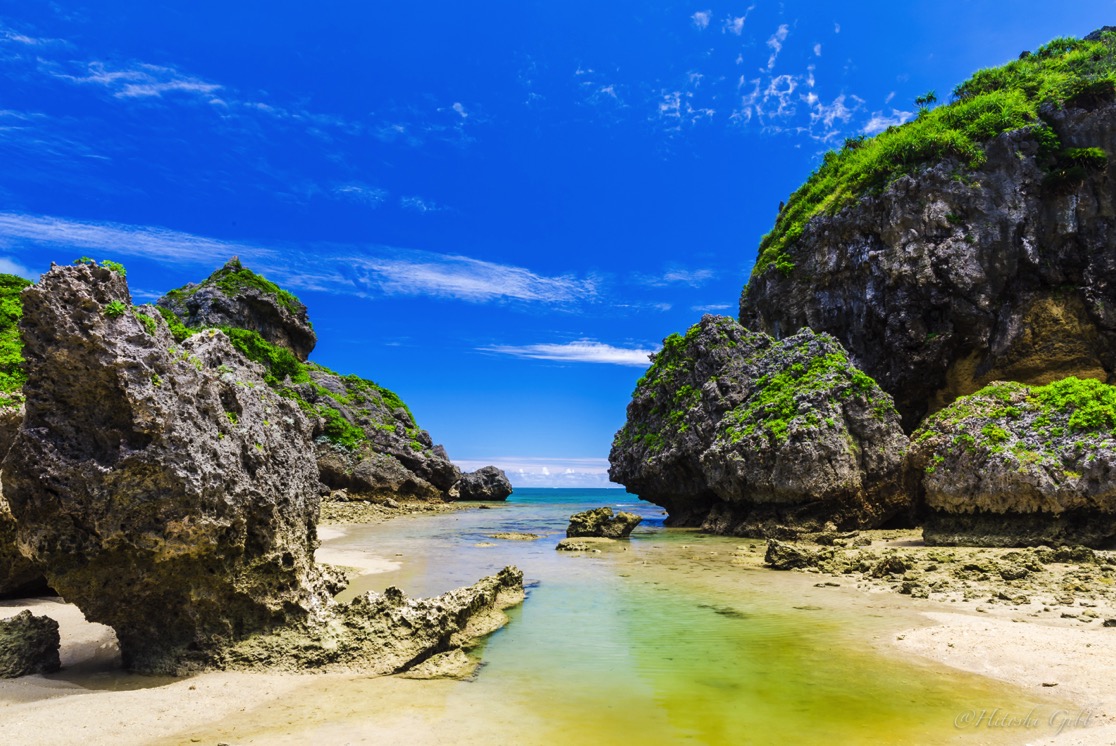 浜比嘉島の風景。手前の水たまりのリフレクションをカット。